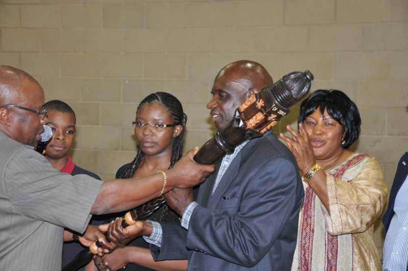 Sheriff receiving the Tegloma staff 