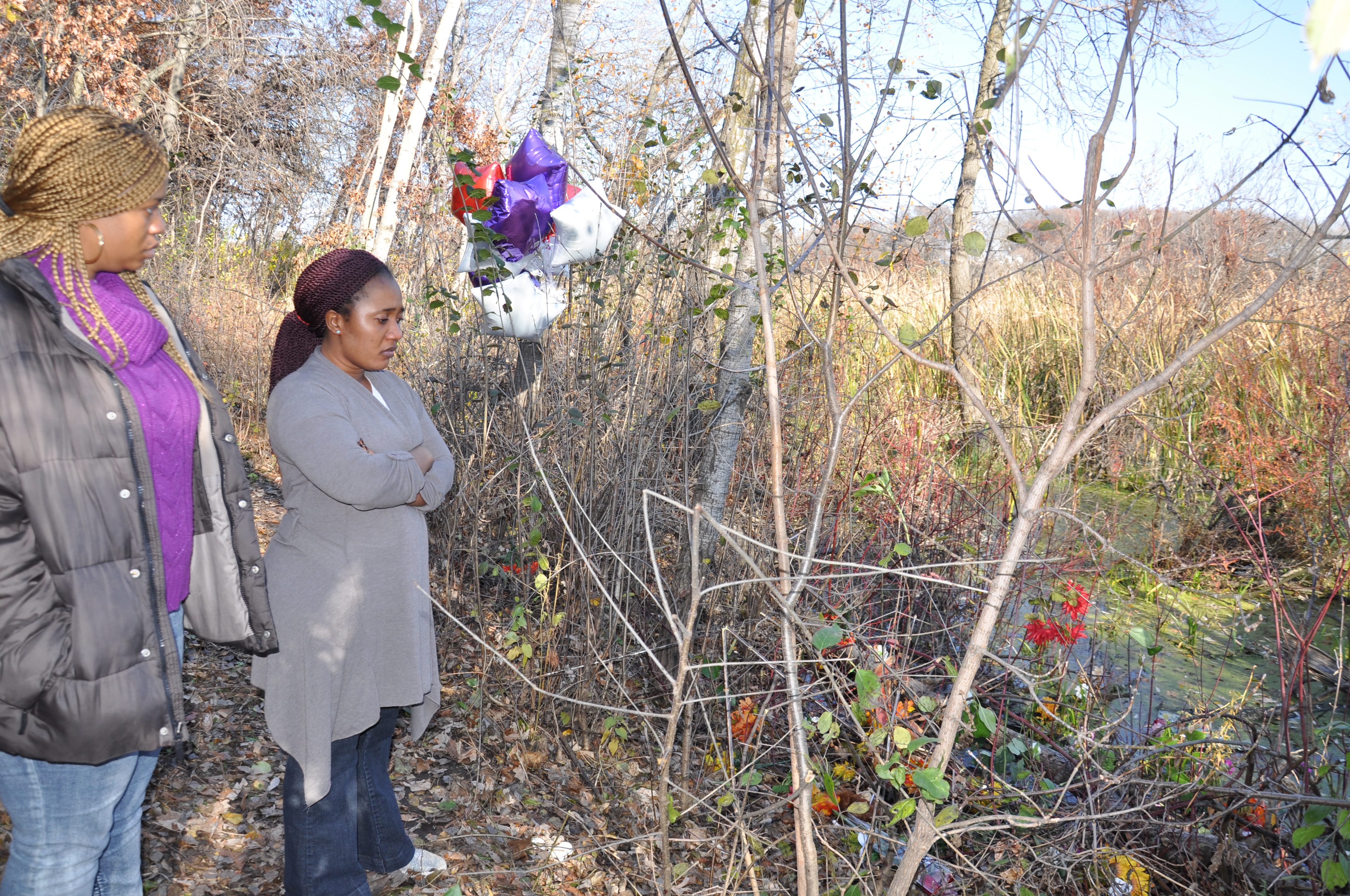 Mourners placed flowers at the site. Photo: The AfricaPaper/Issa A. Mansaray