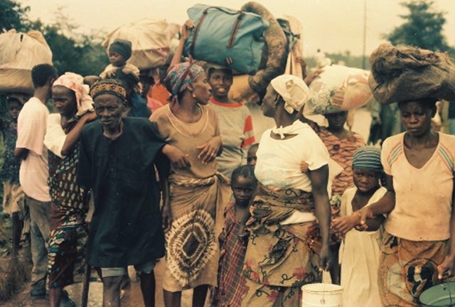 Mass exodus from ULIMO war after fleeing NPFL-ULIMO gun battle in Tubmanburg in August 1992. Photo: (c) James Fasuekoi/The AfricaPaper