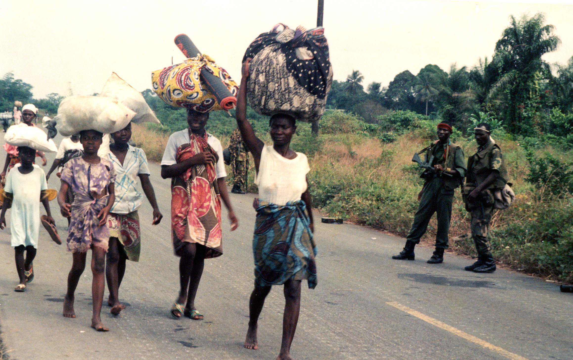 Civilians heading to Monrovia after fleeing NPFL-ULIMO gun battle in Tubmanburg in August 1992. Photo: (c) James Fasuekoi/The AfricaPaper