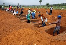 Workers are seen digging graves at Paloko cemetery in Waterloo, Sierra Leone August 17, 2017. Credit: REUTERS/Afolabi Sotunde