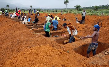 Workers are seen digging graves at Paloko cemetery in Waterloo, Sierra Leone August 17, 2017. Credit: REUTERS/Afolabi Sotunde