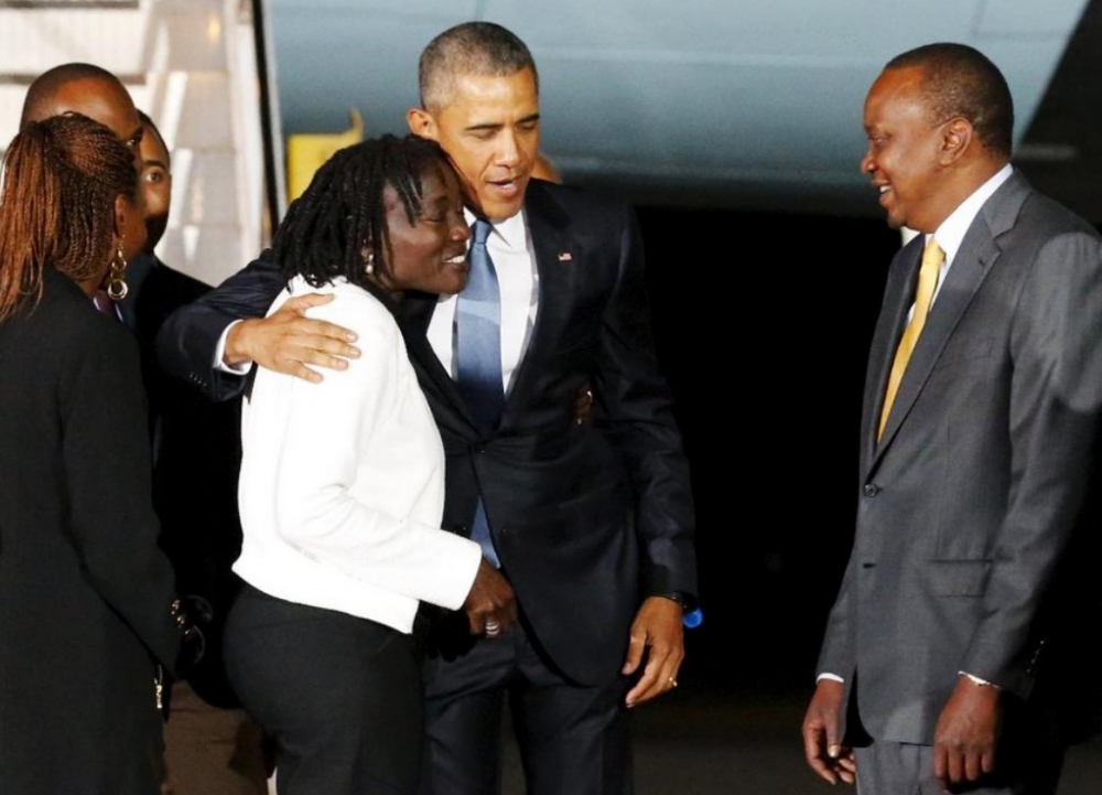 Former US president Obama hugs sister Dr. Auma as President Kenyatta looks on. Photo: Henry Owino/The AfricaPaper