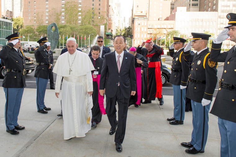 Pope Francis arriving at the UN headquarters accompanied by UN Chief Bam Ki-moon in New York. Photo: Alie Sheriff/The AfricaPaper