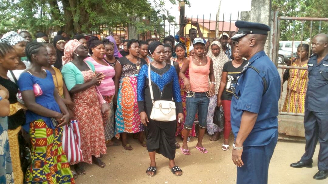 AIG South addressing traders whose stalls and kiosks were vandalized. Photo: Abubakarr Kamara/The AfricaPaper