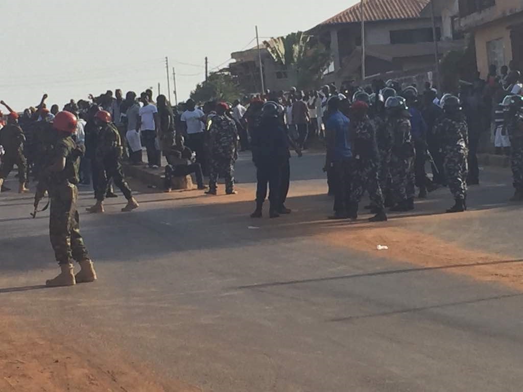 Armed police officers surround Maada Bio's house. Photo: Abubakarr Kamara /The AfricaPaper